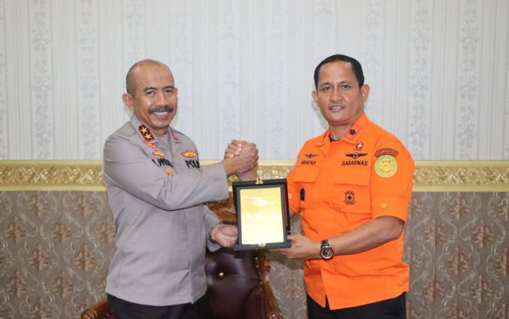 Kapolda Bengkulu Irjen Pol. Drs. Agung Wicaksono, M. Si saat menerima kunjungan dan silaturahmi dari Kepala Kantor SAR Bengkulu M. Arafah S.H,. M.Si., Kamis (04/08/2022).
