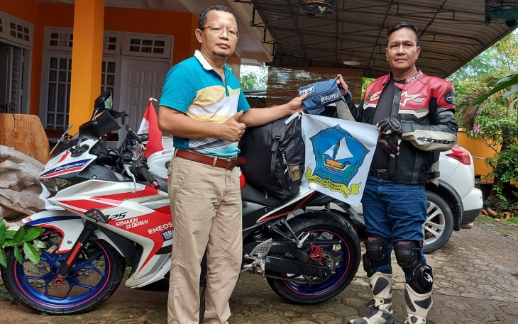 Kadinkes Bintan dr.Gama Saat memberikan alat-alat kelengkapan kesehatan.