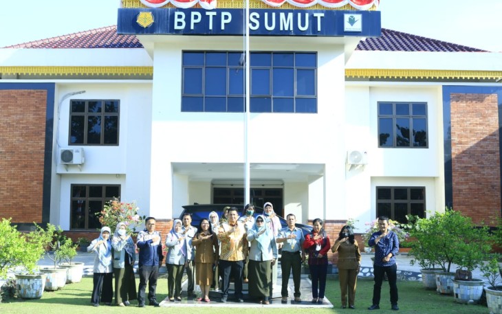 Foto bersama di depan Balai Pengkajian Teknologi Pertanian (BPTP) Sumut 