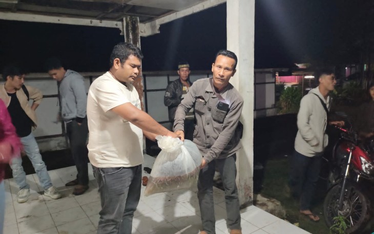 Pemdes Suro Muncar saat Bagikan Puluhan Ribu Bibit Lele ke ketua Kelompok