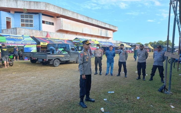 Puluhan personil berseragam dinas lengkap dan pakaian preman saat diturunkan guna mengamankan perlombaan.