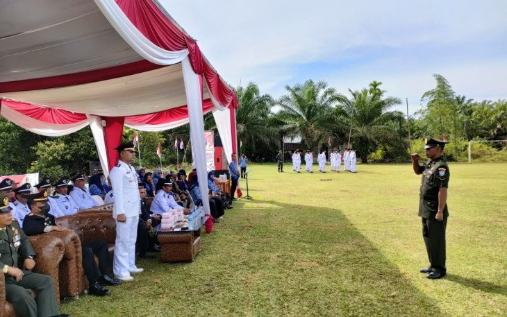 Camat Indra Makmu Muhammad Arif, S.STP saat bertindak sebagai Inspektur upacara