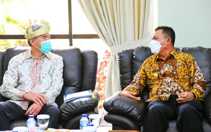 Gubernur Kepulauan Riau H. Ansar Ahmad saat bertemu Duta Besar Amerika Serikat untuk Republik Indonesia Mr. Sung Y. Kim di VIP Bandara Hang Nadim Batam pada Selasa (29/03). 