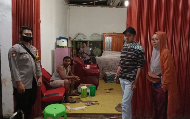 Polisi saat Lakukan Patroli di Lokasi Longsor