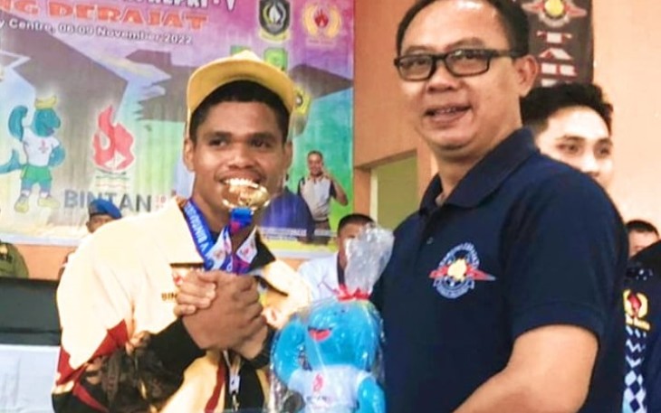 Atlet Cabor Tarung Derajat Kabupaten Bintan (kiri) saat terima Medali Emas Cabor Tarung Derajat