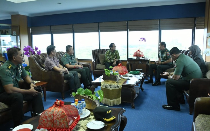 Pangdam XIV/Hasanuddin Mayjen TNI Totok Imam Santoso, S.I.P., S.Sos., M.Tr (Han)., saat  mengunjungi Kampus Universitas Hasanuddin (Unhas) di Jl. Perintis Kemerdekaan Kota Makassar, Kamis (22/09/2022).