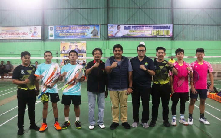 Plt Bupati Bintan Roby Kurniawan menyaksikan pertandingan semi final Popda Kepri Ke VIII cabor pencak silat di Gedung Community Centre Kawal, Kamis (28/07).