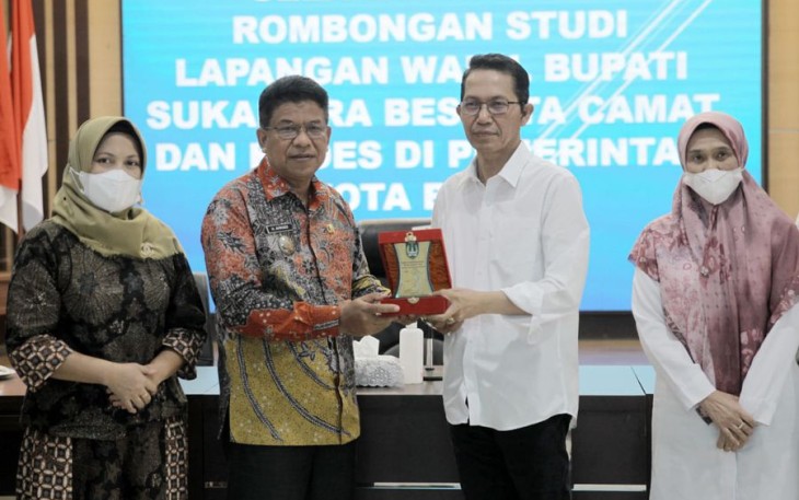 Wakil Wali Kota Batam Amsakar Achmad (Kemeja Putih)menerima langsung kedatangan rombongan yang dipimpin Wakil Bupati Sukamara Ahmadi tersebut di Aula Engku Hamidah Kantor Walikota Batam.(Fhoto: Ist)