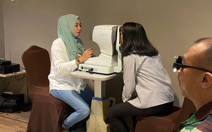 Salah satu warga sedang mengikuti cek kesehatan mata di Ruang Sawojajar Nava Hotel Tawangmangu, Kabupaten Karanganyar, Kamis (1/12/2022).
