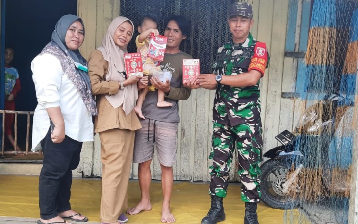  Babinsa Koramil Sepaku Berikan Susu SGM ke warga