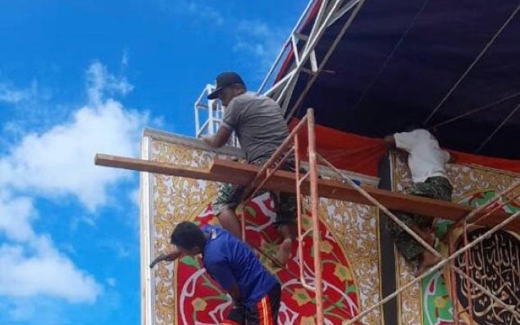 Personil kodim 1310/Bitung berjibaku dalam pembuatan panggung MTQ.