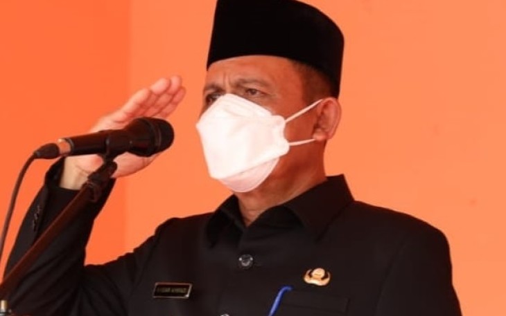 Gubernur Kepulauan Riau H. Ansar Ahmad saat  Jadi Pembina Upacara Bendera di SMAN 1 Tanjungpinang, Senin (8/8).
