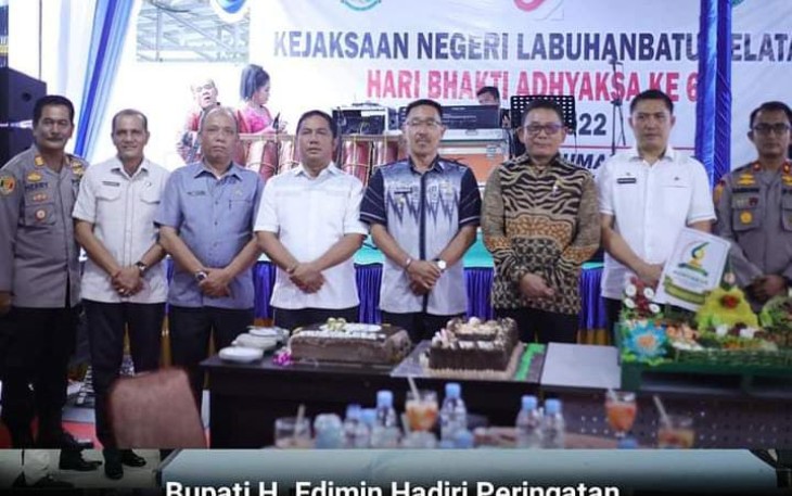 Bupati Labuhanbatu Selatan H. Edimin saat Menghadiri Peringatan Hari Bhakti Adhyaksa Ke-62 Tahun di kantor Kejaksaan Negeri Labuhanbatu Selatan, Jumat (22/07/2022).