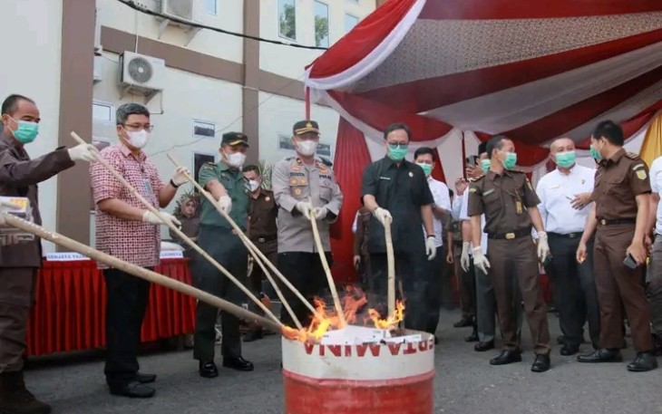 Ketua DPRD saat Hadiri Kegiatan Pemusnahan Barang Bukti di Kejari