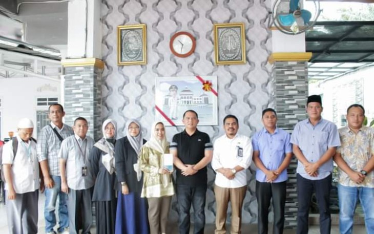Bupati Labuhanbatu dr.H.Erik Adtrada Ritonga,MKM saat sambut baik kedatangan Kepala BPS Kabupaten Labuhanbatu Rahmat Gustiar,S.Si,M.Si beserta Tim di Rumah Dinas Bupati, Sabtu (15/10/2022).