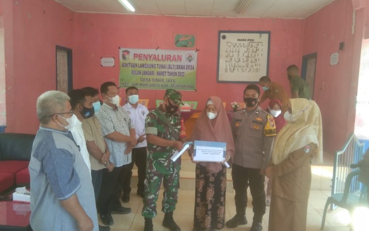 Saat penyaluran BLT-DD di Balai Pertemuan Desa Sinar Jaya, Senin (04/04/2022).