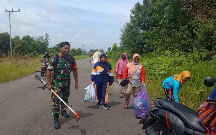 Babinsa Bersama Lurah Marang dan Warga Gotong Royong Bersihkan Jalan 