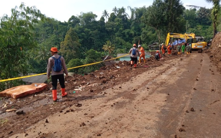 Tim SAR Gabungan saat proses pencarian korban