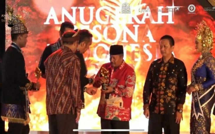 Bupati Agam menerima Anugerah Pesona Indonesia Award 2022 di AAC Dayan Dawod USK Banda Aceh.