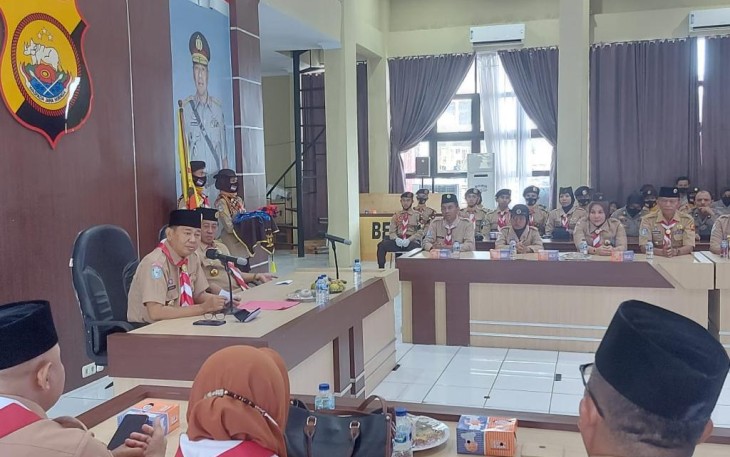 Dirbinmas Polda Bengkulu Kombespol Herman, MM saat secara resmi melepas kontingen Saka Bhayangkara Kwarda Gerakan Pramuka Provinsi Bengkulu sebagai peserta pertikaranas IV Provinsi Bengkulu ke Perkemahan Gandus Palembang Sumatera Selatan.