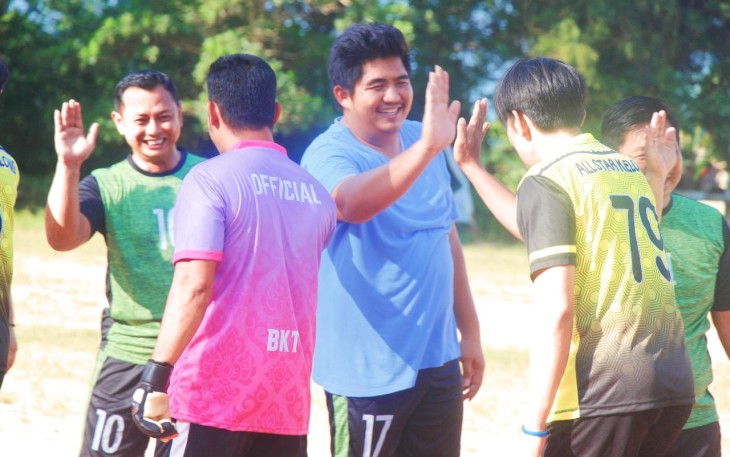 PLT Bupati Bintan Roby Kurniawan SPWK saat memulai Bertanding Bola kaki.