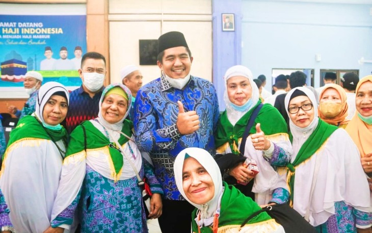 PLT Bupati Bintan Roby Kurniawan SPWK saat berfoto bersama Haji Bintan.