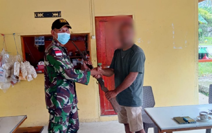 Warga Perbatasan saat dengan Sukarela Serahkan Senpi Rakitan kepada Satgas Pamtas Yonif 645/GTY