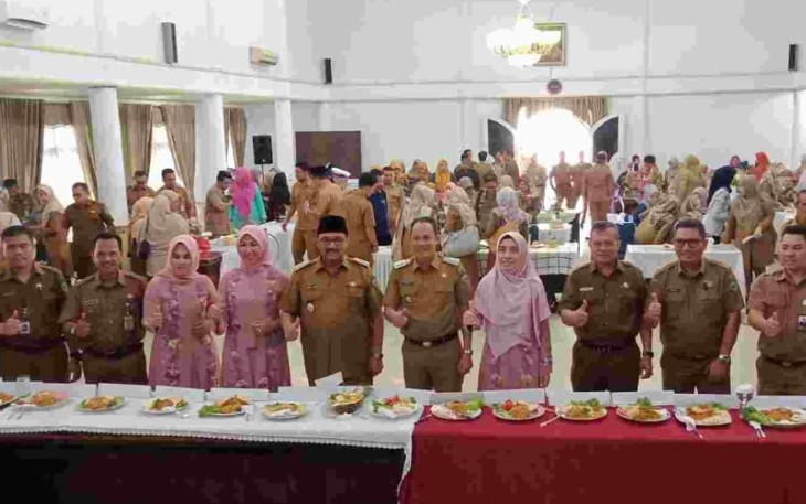 Bupati Pasaman, H.Benny Utama dan Wakil Bupati Pasaman, Sabar AS saat antusias mengikuti lomba memasak Nasi goreng antar Pejabat Eselon II Kabupaten Pasaman.