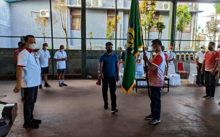 Wakil Walikota Bitung Hengky Honandar SE saat menerima Panji Petli Kanan kaos merah.