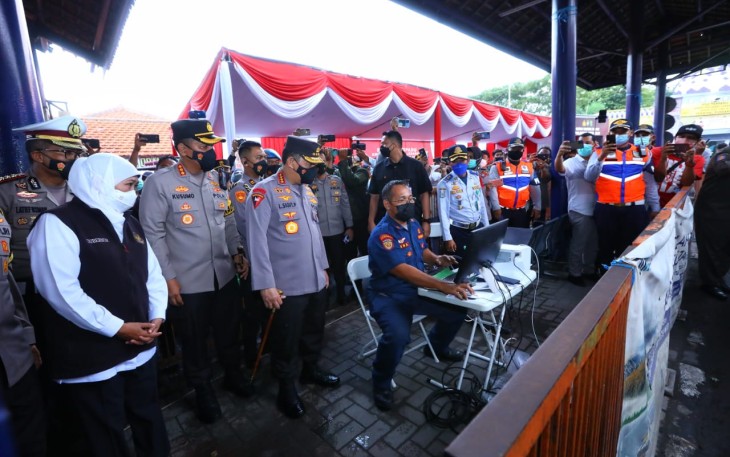 Kapolri Jenderal Listyo Sigit Prabowo saat meninjau pelaksanaan mudik di Terminal Purabaya, Surabaya, Jawa Timur, Rabu (27/4/2022). 