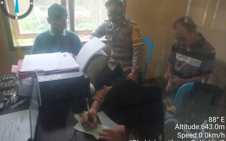 Proses mediasi dilakukan Anggota Bhabinkamtibmas Polsek Lebong Selatan Polres Lebong Polda Bengkulu BRIGPOL Hari Sutami pada sore hari Senin (15/08).