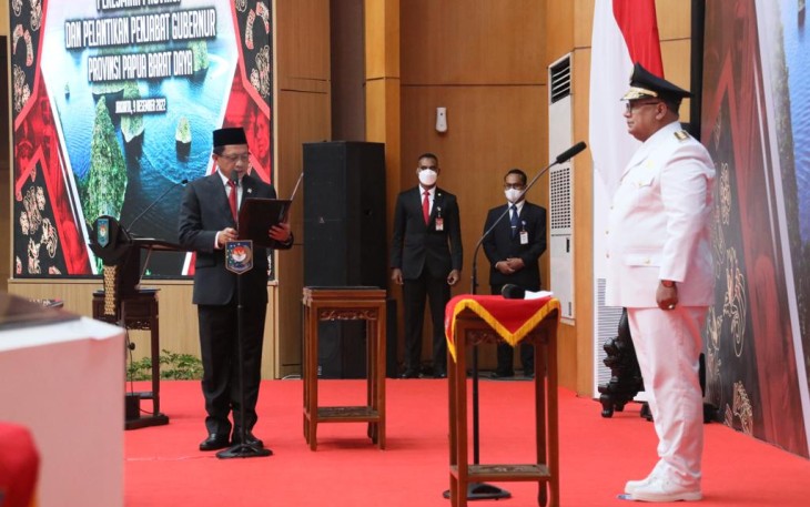 Mendagri Muhammad Tito Karnavian saat melantik Muhammad Musa'ad sebagai Penjabat (Pj) Gubernur Papua Barat Daya. Pelantikan berlangsung di Gedung Sasana Bhakti Praja Kantor Pusat Kementerian Dalam Negeri (Kemendagri), Jumat (9/12/2022).