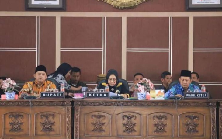 Rapat Pembahasan Ranperda Pertanggungjawaban Pelaksanaan APBD Kabupaten Labuhanbatu Tahun Anggaran 2021 di Ruang Rapat Paripurna DPRD Labuhanbatu, Jumat (24/06/2022). 