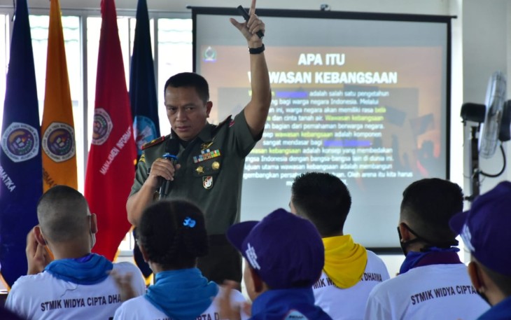 Danrem 091/ASN Brigjen TNI Dendi Suryadi SH,MH saat memberi pembekalan kepada prajurit