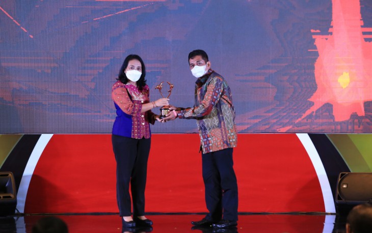 Menteri PPPA RI I Gusti Ayu Bintang Darnawati, SE, M.Si saat menyerahkan penghargaan kepada Pj. Walikota Tebing Tinggi Muhammad Dimiyathi, S.Sos, M.TP. di Hotel Novotel Bogor Golf Resort and Convention Center, Kab. Bogor, Jawa Barat, Jum'at (22/07/2022). 