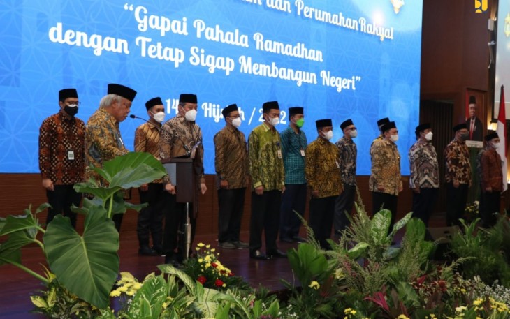Menteri Basuki saat mengukuhkan Pengurus Unit Pengumpul Zakat Kementerian PUPR