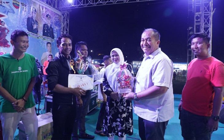 Wakil Bupati Asahan Taufik Zainal Abidin Siregar, S. Sos, M. Si saat mengunjungi Bazar Usaha Mikro Kecil dan Menengah (UMKM)