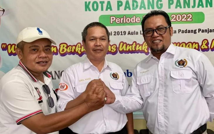 Terlihat suasana keakraban Isril Naidi bersama dua rekannya usai terpilih secara aklamasi di Sekretariat PWI Kota Padang Panjang.