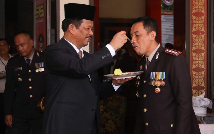 Wali Kota Batam, Muhammad Rudi saat menyuap nasi tumpeng kepada Kapolresta Barelang Kombes Pol Nugroho Tri.