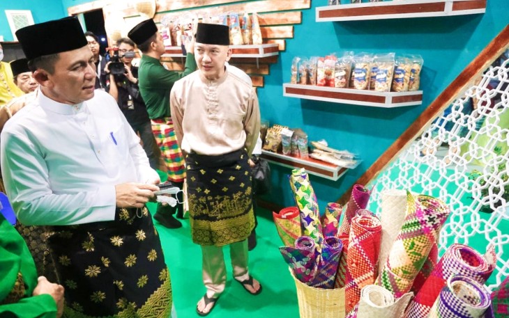 Gubernur Ansar saat Borong Makanan Olahan Asli Kepri