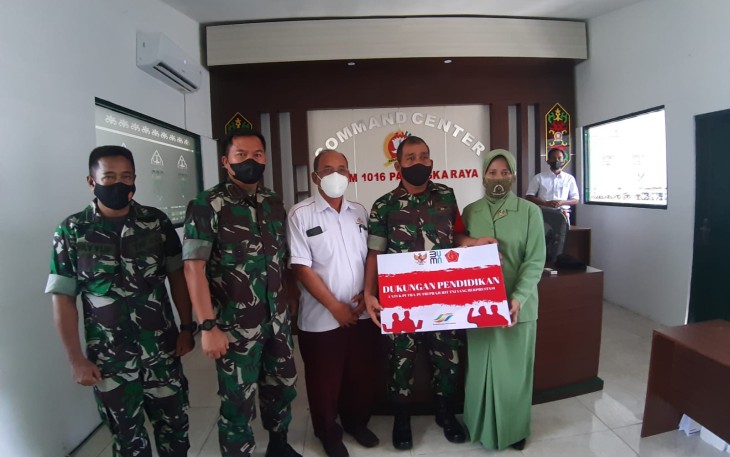 Penyerahan Bantuan Pendidikan dari BUMN Bagi Putra Putri TNI 