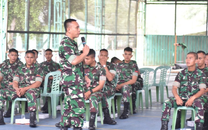 Prajurit Yonif 611/Awang Long saat Terima Pembekalan Bintal Fungsi Komando dari Disbintalad