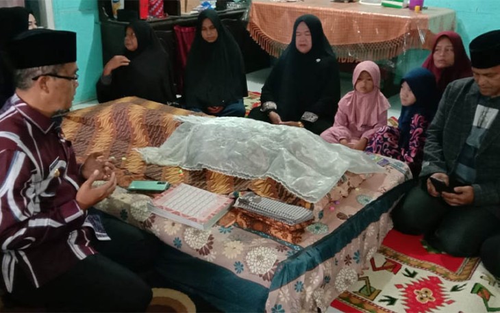 Pj Wali Kota Payakumbuh melayat kerumah duka korban jilatan api bakso bakar.