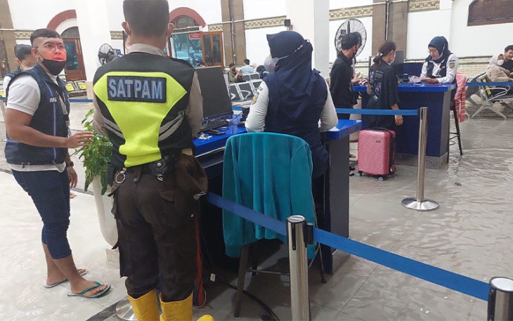  Suasana stasiun Tawang Semarang akibat banjir.