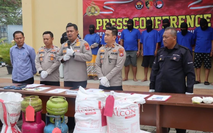 Kapolres Cilegon AKBP Eko Tjahyo Untoro didampingi Wakapolres Cilegon Kompol Andie Firmansyah, Kapolsek Ciwandan Kompol Rifky Seftirian Yusuf, Kanit Reskrim AKP H. Batee dan Kasihumas Polres Cilegon IPTU Sigit Dermawan, saat konferensi pers.