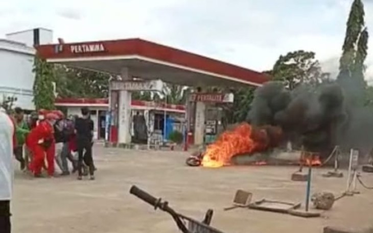Pasca kejadian, petugas berusaha memadamkan api