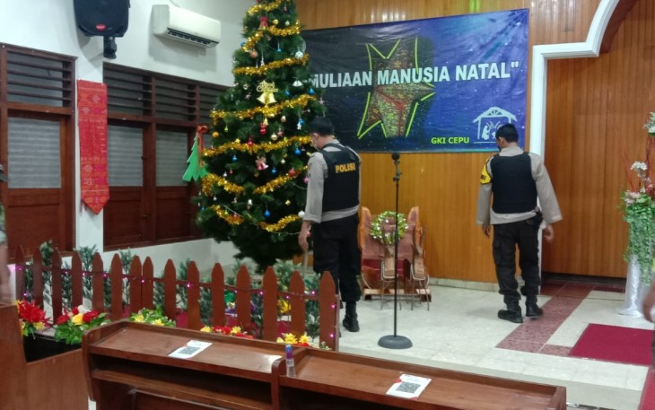 Polsek Cepu dan Koramil  tetap melakukan pengamanan gereja meski puncak Natal selesai.