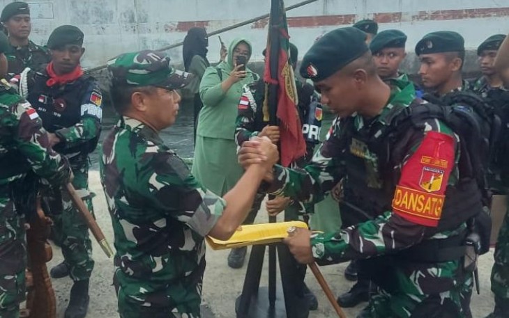 Kasdam XIII Merdeka saat melepas keberangkatan Satgas Organisasi Batalyon Raider 712/Wiratama