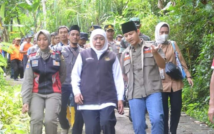 Gubernur Jawa Timur, Khofifah Indar parawansa, bersama Bupati Trenggalek, Mochamad Nur Arifin, beserta pejabat terkait, saat meninjau bencana tanah longsor dan tanah gerak yang mengancam warga satu lingkungan di Dusun Pule, Desa Sumurup Kecamatan Bendungan, Kabupaten Trenggalek, Jawa Timur, Minggu (23/10/2022).