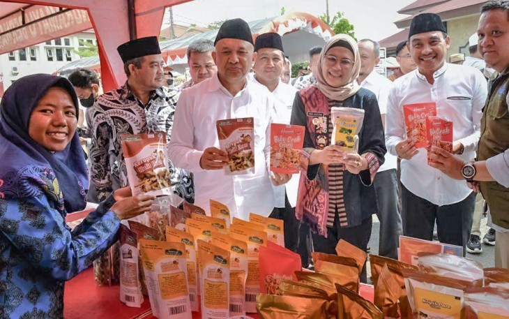 Menteri Koperasi dan UKM Teten Masduki, saat membuka acara Gelar Produk UMKM Kabupaten Indramayu dalam rangka Haul Akbar Habib Umar bin Toha Bin Yahya ke-139 Tahun 2022, di H